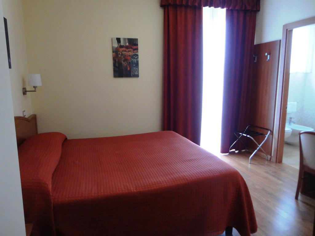 Hotel Miami Civitella Del Tronto Camera foto